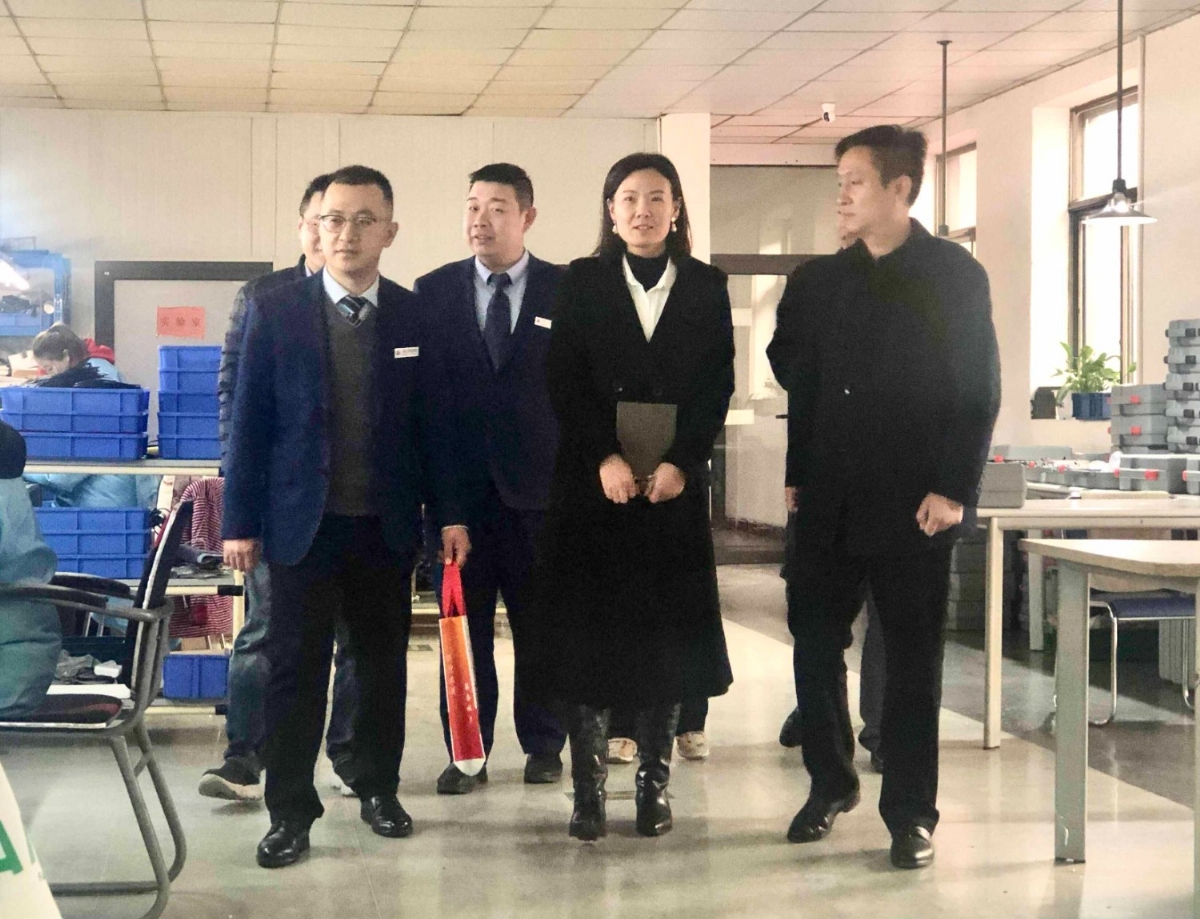 濟寧國家高新區(qū)蓼河智能產(chǎn)業(yè)園攜市農(nóng)商行、高新電視臺領(lǐng)導(dǎo)一行蒞臨科電儀器考察調(diào)研
